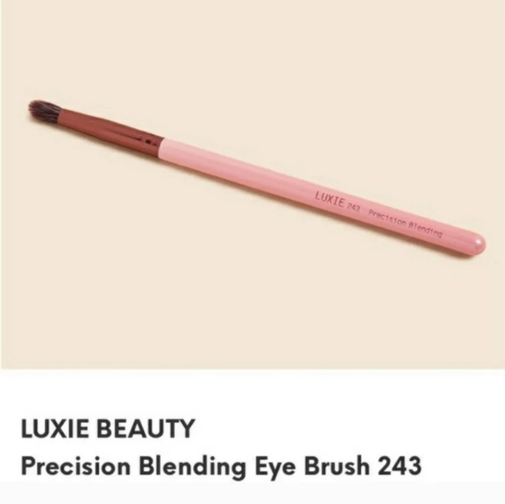 2 small Luxie brushes in pink